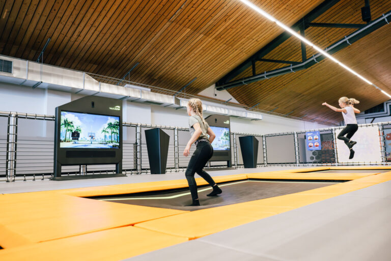 Kind springt im Interactive Jump