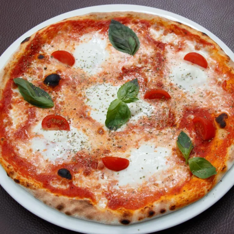 Pizza mit Tomaten & Mozzarella