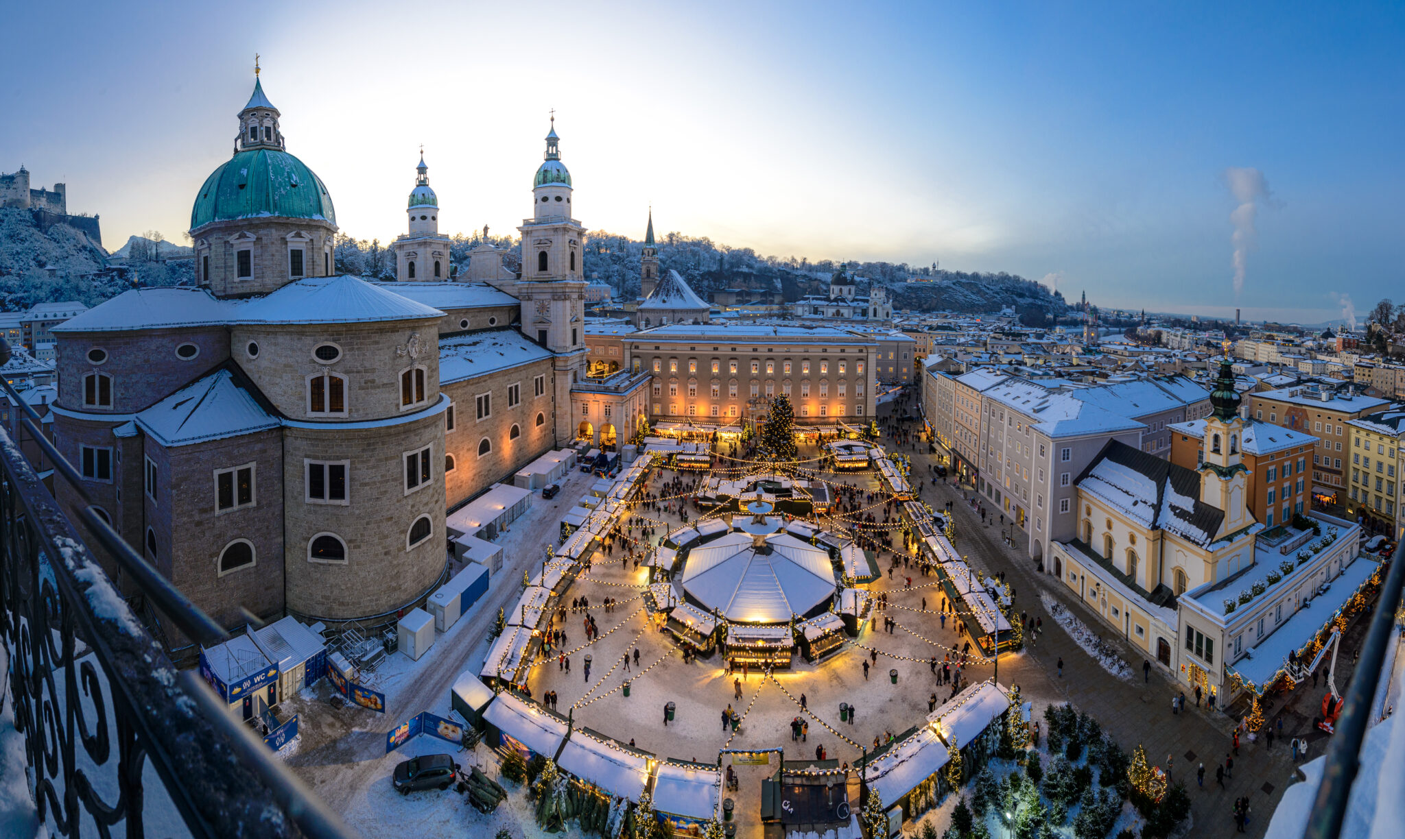 Blick von oben auf den Salzburger Christkindlmarkt und die Altstadt – Advent und Silvester in Salzburg.